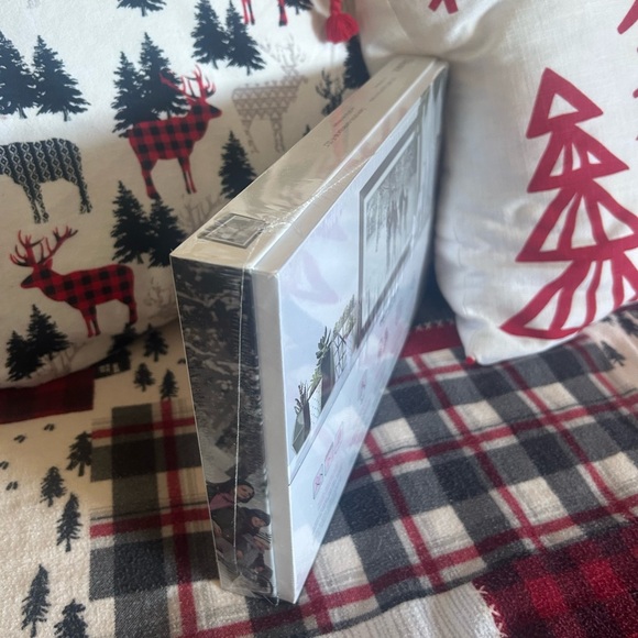 Aluratek 10.1” WiFi Digital Photo Frame. Brand new in box. - Picture 3 of 7